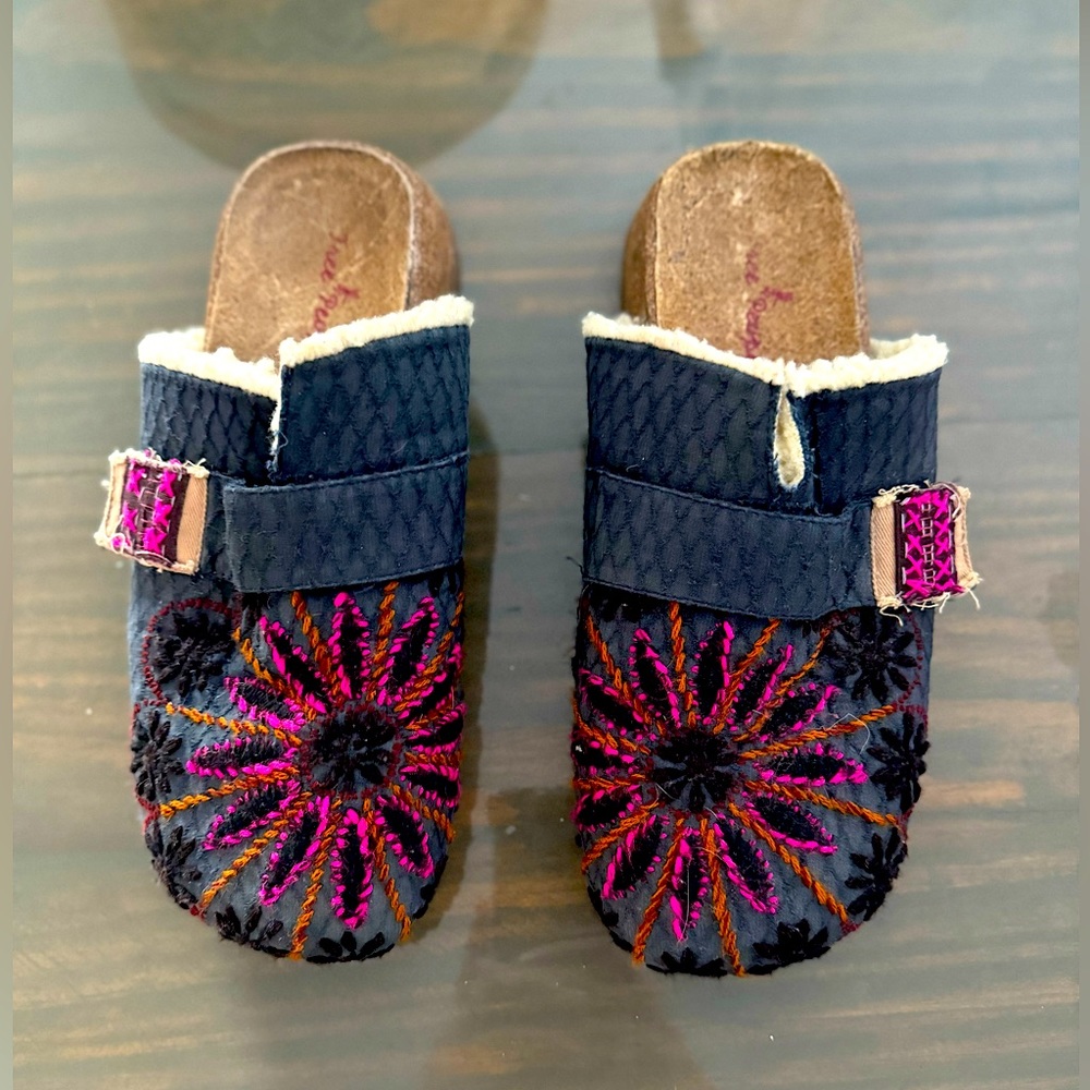 EUC Rare Vintage Free People Slides
